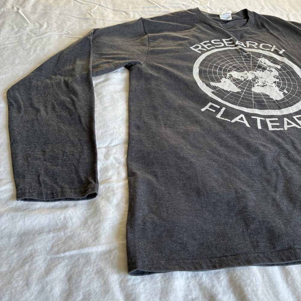 Research Flat Earth T-shirt Men's Large Long Sleeve Gray - Picture 2 of 12